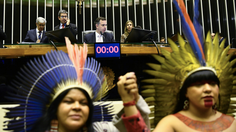 Indígenas no plenário durante sessão do Congresso Nacional que analisou os vetos de Lula ao Marco Temporal