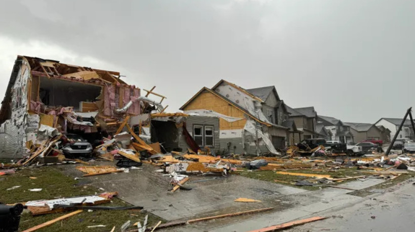 Destruição causada pelo furacão do último sábado na cidade de Clarksville