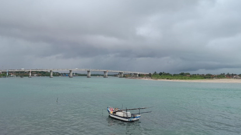 Neste fim de semana, a Funceme aponta possibilidade de chuva isolada em todas as macrorregiões. Na imagem, vista do céu nublado na área da Barra do Ceará na manhã deste sábado, 16