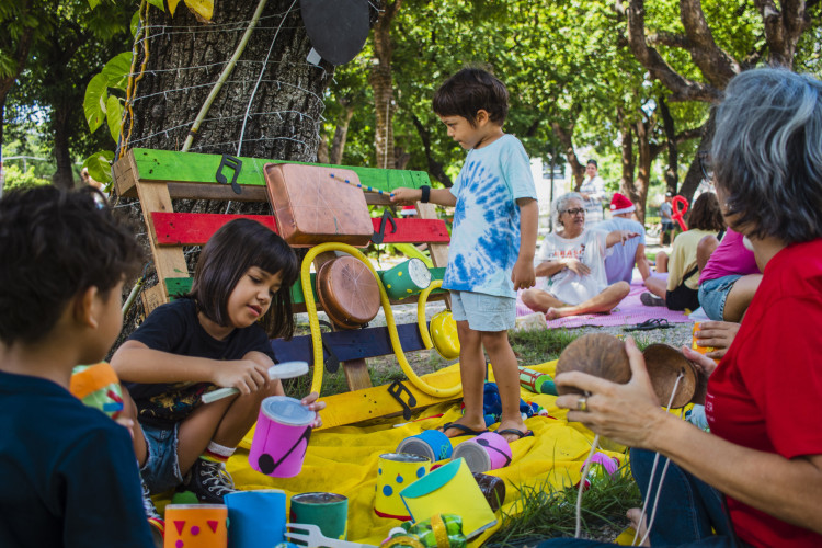 ￼MOMENTO de brincadeira com brinquedos feitos a partir de materiais recicláveis