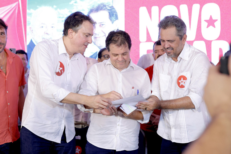 FORTALEZA-CE, BRASIL, 17-12-2023: Evandro Leitão se filia ao PT, em evento com presença de Camilo Santana / Elmano de Freitas / Jose Guimarães / Augusta Brito e aliados de varios partidos. (Foto: Aurelio Alves/O Povo)(Foto: AURÉLIO ALVES)