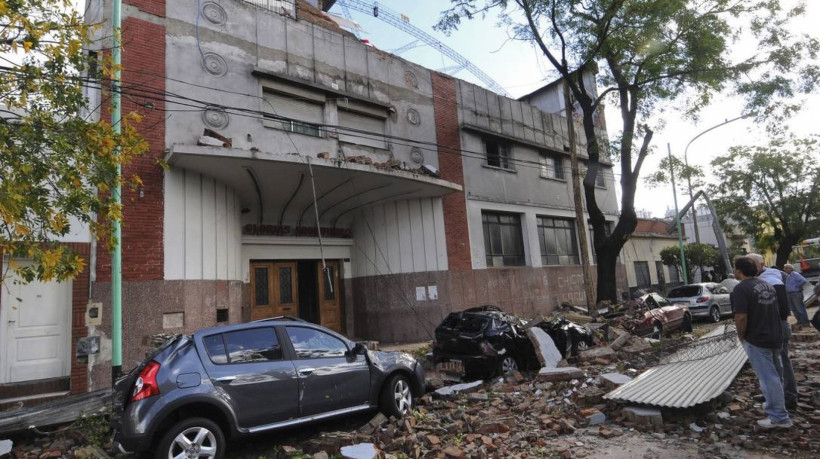 Forte tempestade causou estragos neste domingo na Argentina. Pelo menos 13 pessoas morreram após o desabamento do telhado de um clube esportivo na cidade de Bahia Blanca, cerca de 600 km a sudoeste de Buenos Aires