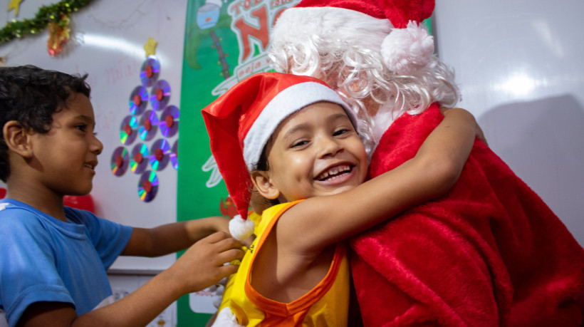 Entrega de presentes da campanha Papai Noel dos Correios em escola no bairro Cais do Porto, na manhã desta terça-feira, 19, em Fortaleza