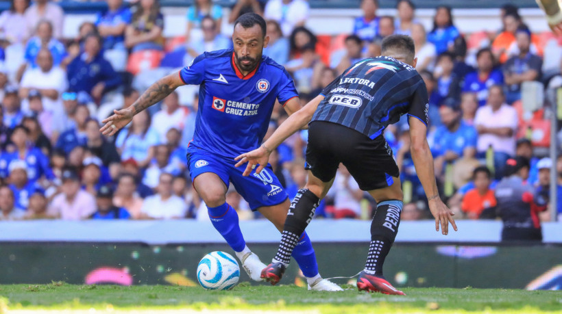 Atacante Moisés no jogo Cruz Azul x Querétaro, pela Liga Mexicana