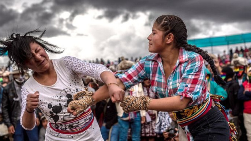 O festival Takanakuy no Peru envolve a troca de socos entre amigos, familiares e até vizinhos para 