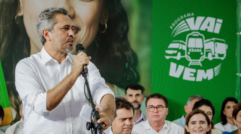 Governador Elmano de Freitas no lançamento do programa VaiVem, em dezembro