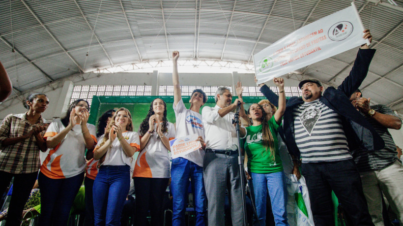 FORTALEZA-CE, BRASIL, 20-12-2023:  O governo do estado lançour o programa intermunicipal de passe livre nesta quarta-feira, 20. O governador Elmano estava presente. Houve entrega  de carteirinhas para estudantes em escola de MAranguape. (Foto: Samuel Setubal/O Povo) 