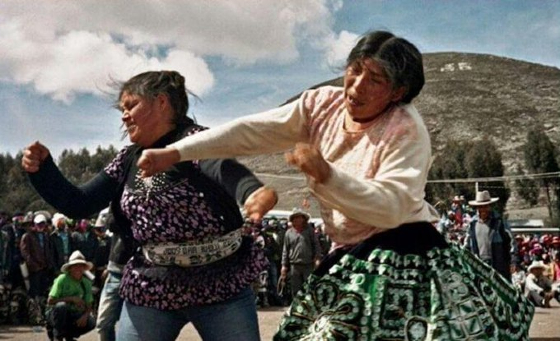 Conheça o Takanakuy, festival de Natal onde amigos e familiares trocam  socos para selar a paz