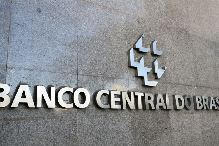 Banco Central alerta que eventuais ajustes na Selic estão atrelados ao controle da inflação à meta