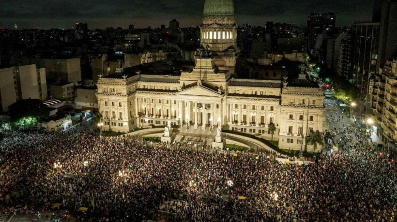 Protestos ocorreram em diversas cidades da Argentina após decreto de Milei; em Buenos Aires, manifestação foi até a madrugada