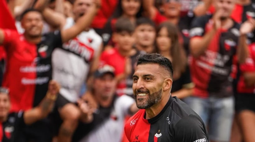 Atacante Ramón Ábila comemora gol pelo Colón, da Argentina