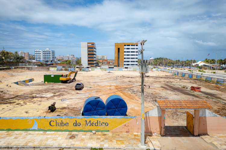 FORTALEZA-CE, BRASIL, 22-12-2023:  fim de semana defronte à sede do Clube do Médico na Praia do Futuro.  O Clube foi totalmente derrubado. A ideia é saber o que será construído no terreno do clube ou se o clube será transferido para outro local. (Foto: Aurelio Alves/O Povo)