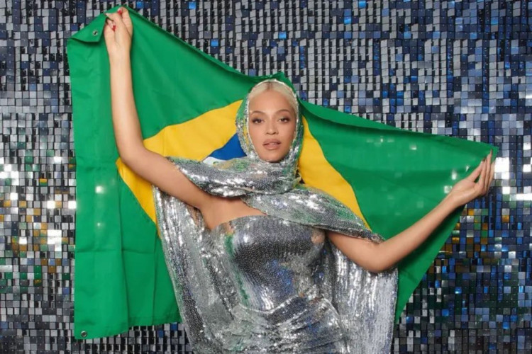 Beyoncé posa com bandeira do Brasil em sua terceira passagem pelo País