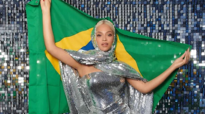 Beyoncé posa com bandeira do Brasil em sua terceira passagem pelo País 