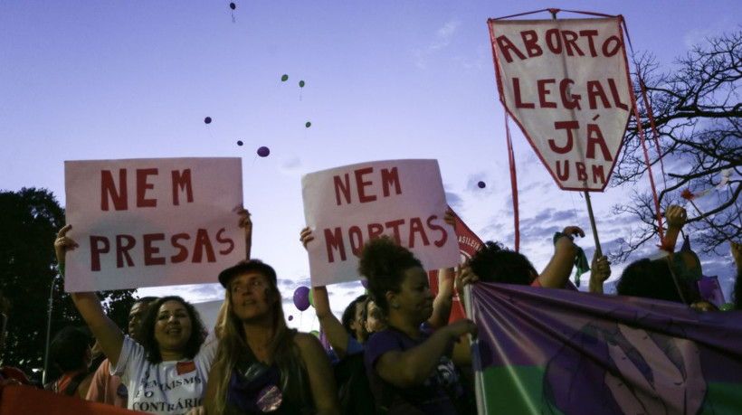 Lei obriga mulher a ver imagem de feto antes de aborto legal em Maceió