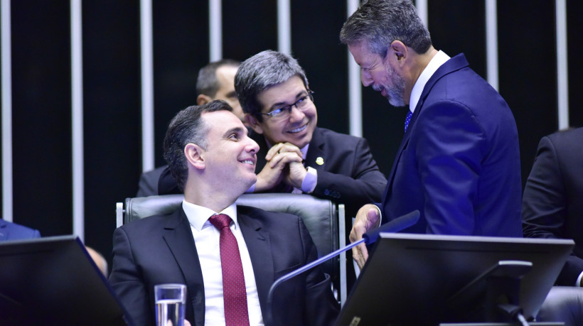 Na foto, o presidente do Congresso, Rodrigo Pacheco (PSD-MG); o líder do governo no Senado, Randolfe Rodrigues (PT-AP), e o presidente da Câmara dos Deputados, Arthur Lira (PP-AL), durante aprovação do Orçamento de 2024