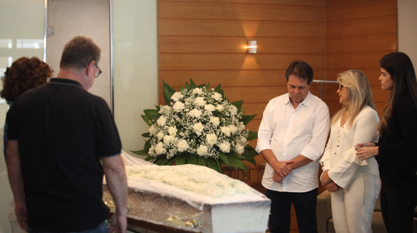 FORTALEZA, CEARÁ, BRASIL, 20.12.2023: Evandro Leitão, presidente da Assembleia legislativa e ex-presidente do Ceará, durante o Velório de Dimas Filgueiras, ex-jogador e treinador e ídolo do Ceará. funerária ethernos. 