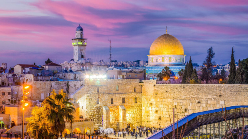 A cidade sagrada de Jerusalém tem cada canto rodeado de conhecimento e história (Imagem: Sean Pavone | Shutterstock)