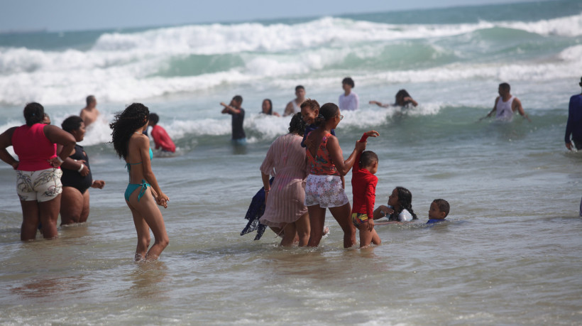 23.12.2023. Praia do Futuro neste fim de semana. Três trechos estão impróprios para banho nos dias 24 a 25 de dezembro, época de Natal