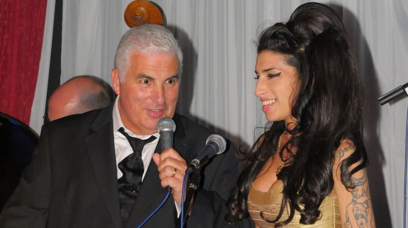 Pai de Amy Winehouse, Mitch Winehouse processou amigos da cantora britânica