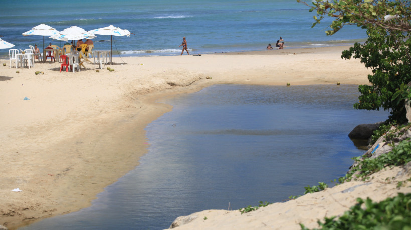 ￼Canal fluvial na praia dos Crush, atualmente imprópria