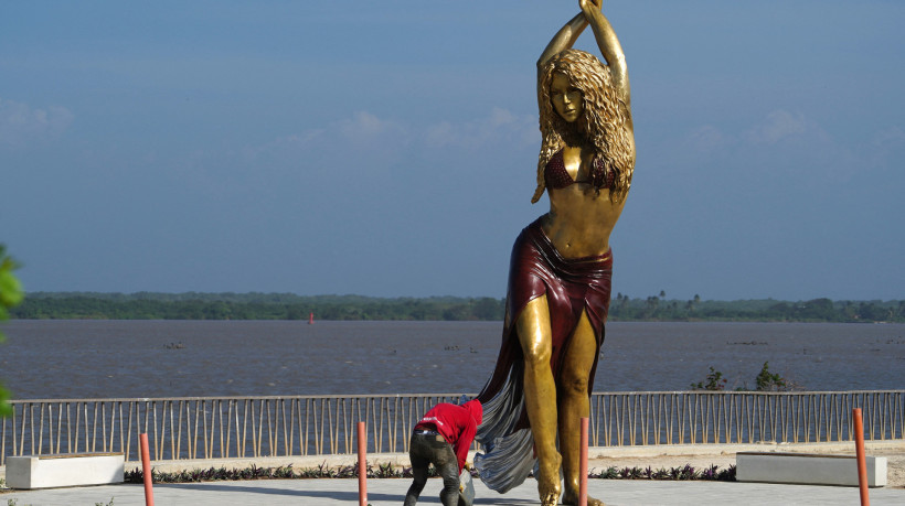 Vista de uma estátua da cantora colombiana Shakira no Malecón de Barranquilla, Colômbia, em 26 de dezembro de 2023.
Braços entrelaçados, barriga exposta e torso dobrado para o lado antecipam o icônico movimento do quadril de Shakira, imortalizado na terça-feira em uma estátua de 6,5 metros de altura na cidade portuária colombiana de Barranquilla, onde ela cresceu.