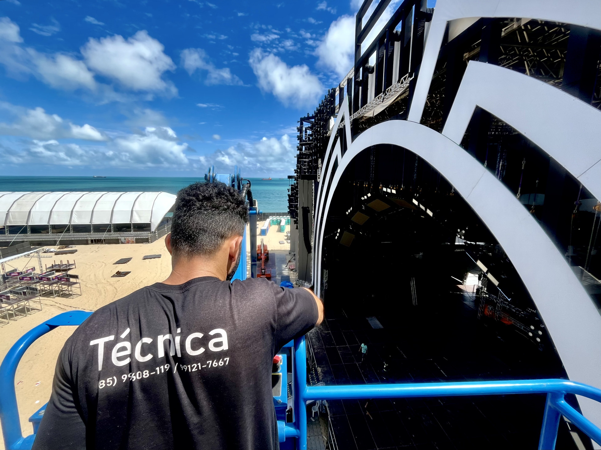 ￼Estrutura para os três dias de shows está sendo montada na Praia de Iracema (Foto: FÁBIO LIMA)