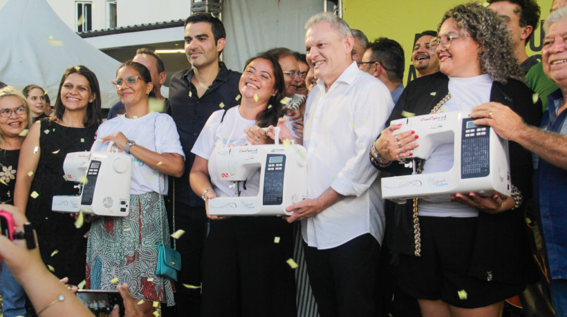 Cerimônia de entrega de 100 máquinas de costura no bairro Bom Jardim, em Fortaleza