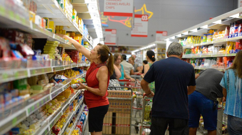 Preço de alimentos e juros contribuíram para frear inflação em 2023