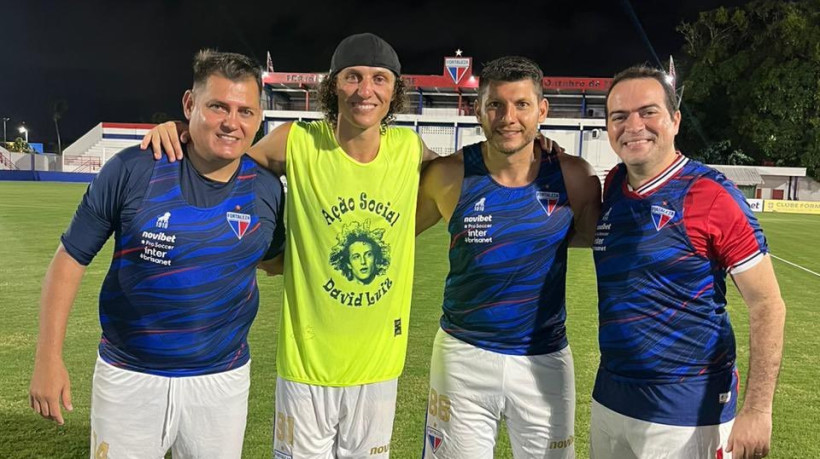 David Luiz (camisa verde) e Marcelo Paz (direita) no Pici 