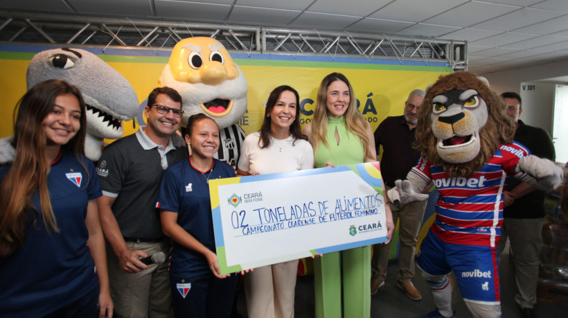 A primeira-dama, Lia De Freitas e a vice-governadora, Jade Romero, participam da entrega simbólica de duas toneladas de alimento para o programa Ceará Sem Fome na Arena Castelão