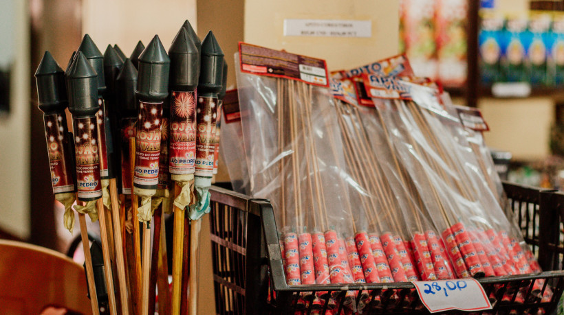 FORTALEZA-CE, BRASIL, 29-12-2023:  A movimentação na venda de fogos de artifício nas lojas Fogos Caramuru e Planeta dos Fogos. (Foto: Fernanda Barros/O Povo)