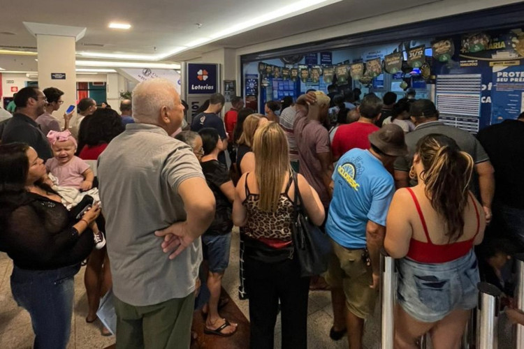 Clientes fazem fila em lotérica de shopping em Juazeiro do Norte para apostar na Mega da Virada