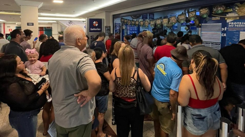 Clientes fazem fila em lotérica de shopping em Juazeiro do Norte para apostar na Mega da Virada