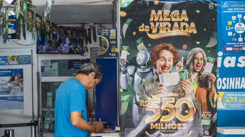 Movimentação nas lotéricas do Centro de Fortaleza para a realização dos jogos da Mega da Virada