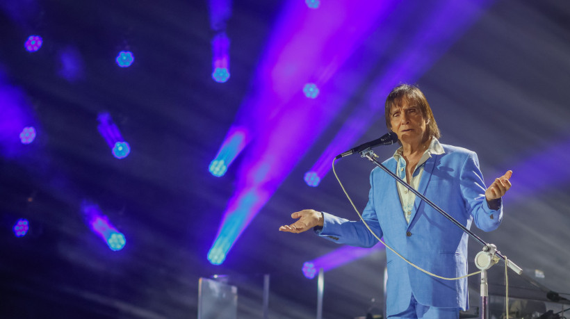 FORTALEZA-CE, BRASIL, 29-12-2023: Roberto Carlos abre a festa com seus maiores sucessos. Reveillon na Praia de Iracema 2023, Reveillon com 3 dias de festa. (Foto: Aurélio Alves/O Povo)