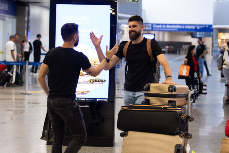 Ricardinho, assessor de futebol do Ceará, recebe Fernando Miguel no Aeroporto. 