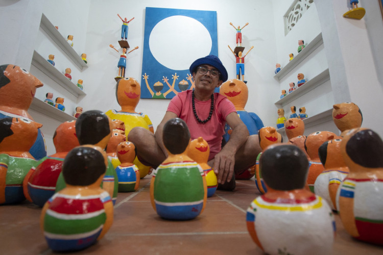 Exposição do artista plástico Dim Brinquedim reúne 13 obras 