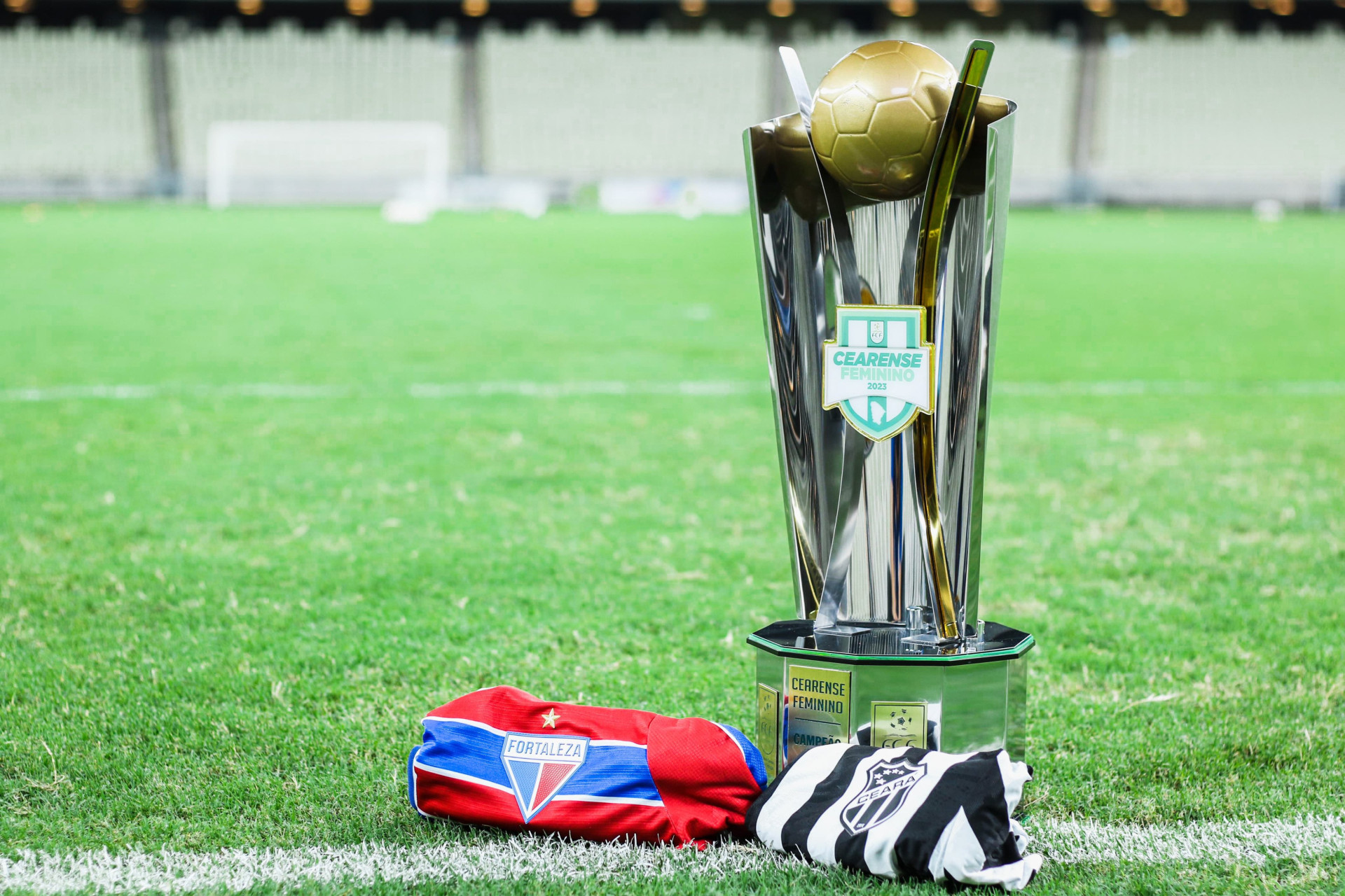 A taça do Campeonato Cearense Feminino foi disputada em 2023 por Ceará e Fortaleza em final na Arena Castelão (Foto: Fernanda Barros/O POVO)