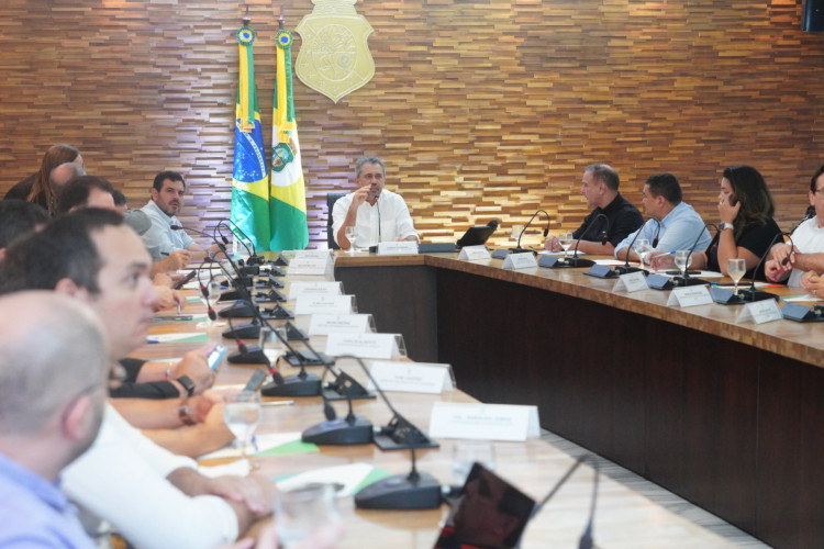 O governador Elmano de Freitas (PT), e diversos representantes de órgãos estaduais se reuniram nesta quarta-feira, 3, para discutir plano de contingência para os impactos do El Niño 