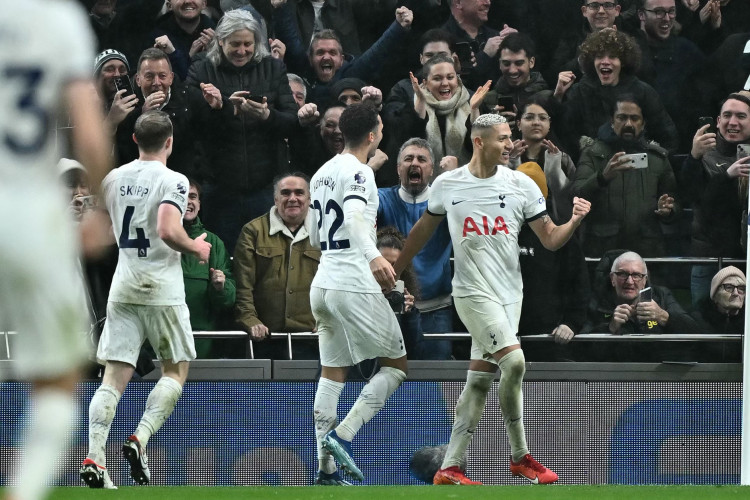 Richarlison comemora gol marcado pelo Tottenham