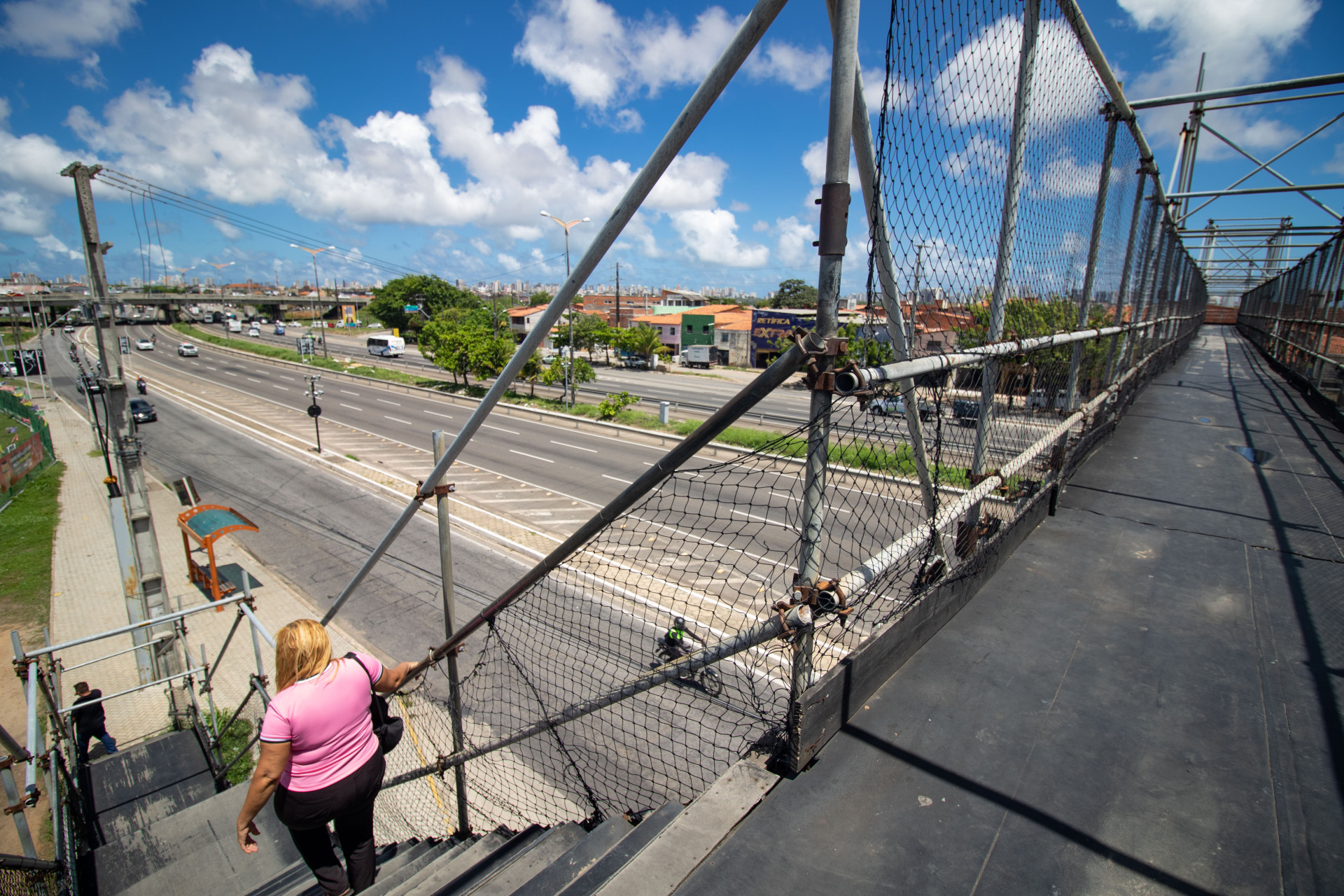 Dentre os contratos paralisados, o do Dnit para implantação e recuperação de passarelas para pedestres na BR-116 é exemplo (Foto: Samuel Setubal)