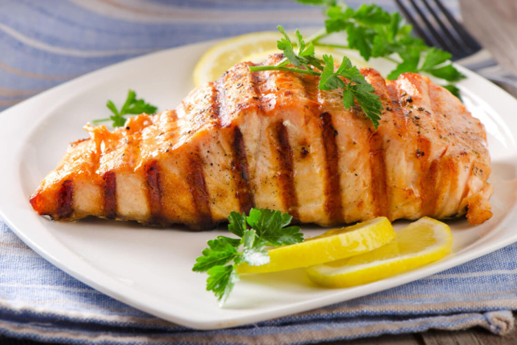 Alimentos para comer e viver mais: na foto, salmão grelhado com limão e ervas