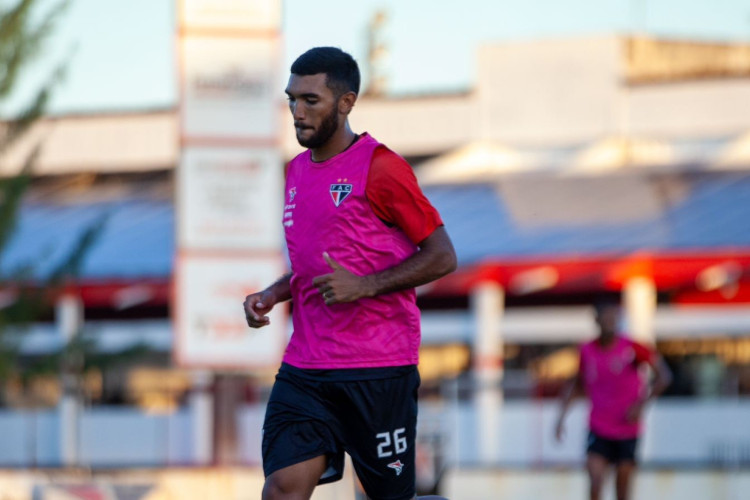 Atacante Vinícius Alves durante treino do Ferroviário