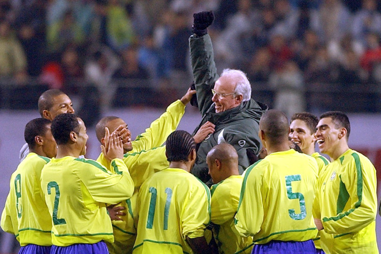 Jogadores brasileiros torcem Zagallo, após sua vitória de 100 vezes no A-Matcht, ao fim do amistoso contra a Coreia do Sul, em Seul, em 20 de novembro de 2002