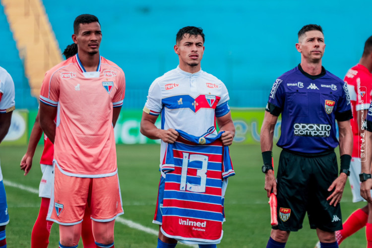 Jogadores do Fortaleza prestam homenagem na Copinha