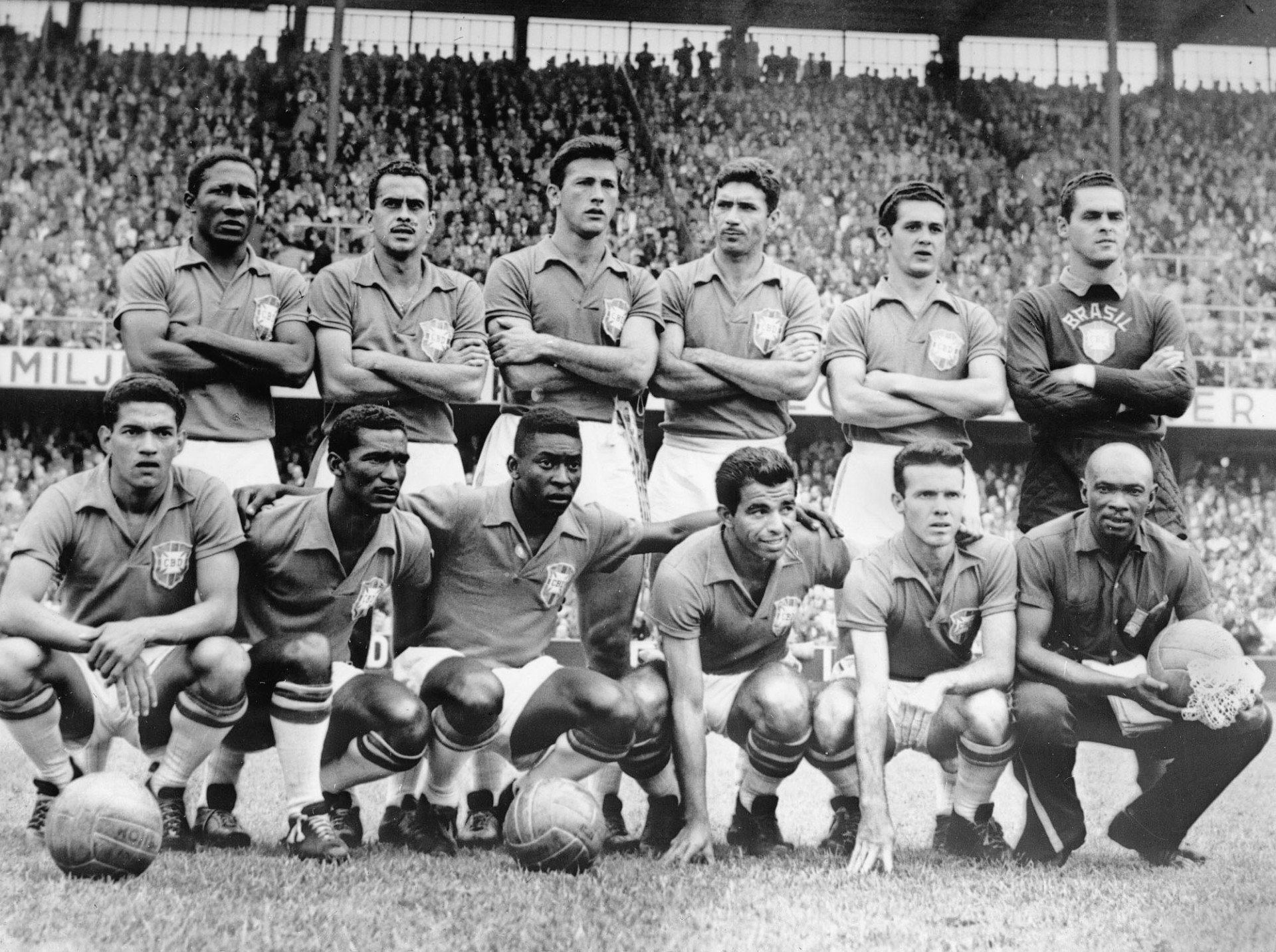 Suécia, Estocolmo, 29/06/1958. Time posado da seleção do Brasil, posa para fotografia momentos antes da partida final contra a Suécia, pela Copa do Mundo de 1958, no estádio Rasunda, em Estocolmo (Suécia). Da esquerda para a direita, de pé, Djalma Santos, Zito, Bellini, Nilton Santos, Orlando e Gilmar; agachados: Garrincha, Didi, Pelé, Vavá e Zagallo, e o massagista Mário Américo. A Seleção Brasileira conquistou o campeonato ao vencer a Suécia por 5 a 2, com gols de Vavá (2), Pelé (2) e Zagallo. - Crédito:ASSOCIATED PRESS/ASSOCIATED PRESS/AE/Código imagem:156992 (Foto: ASSOCIATED PRESS/ESTADÃO CONTEÚDO)