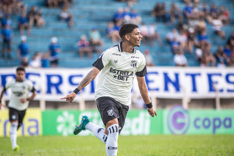 Fernando, do Ceará, comemora gol marcado diante do Lemense-SP