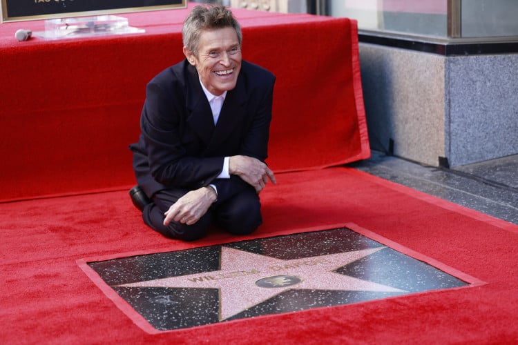 O ator norte-americano Willem Dafoe posa com sua recém-revelada estrela da Calçada da Fama de Hollywood em Hollywood, Califórnia, em 8 de janeiro de 2024.
