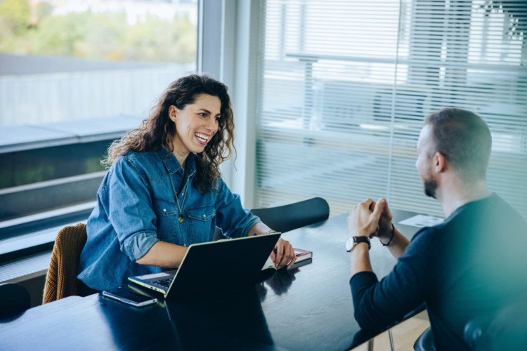 A entrevista é uma etapa importante do processo seletivo (Imagem: Jacob Lund | Shutterstock)